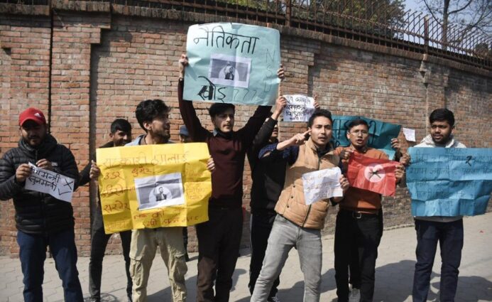 गृहमन्त्री लामिछानेविरुद्ध सिंहदरबार अगाडि प्रदर्शन