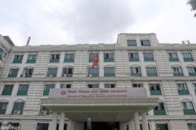 सार्वजनिक विद्यालयमा शुल्क नलिन र निजी विद्यालयमा मापदण्ड लागू गर्न मन्त्रालयको आग्रह