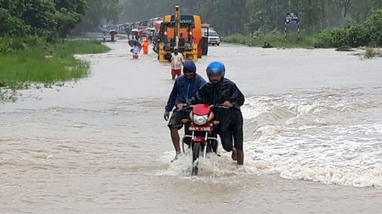 वर्षासँगै देशका विभिन्न ठाउँमा सडक अवरुद्ध