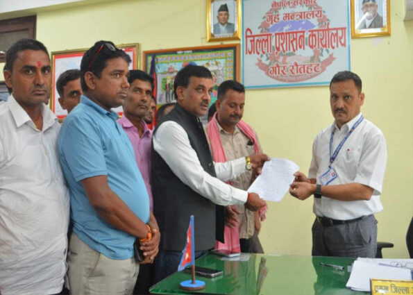 ठेकेदारले समयमा  सडक निर्माण नगरेको भन्दै सिडिओलाई ज्ञापनपत्र