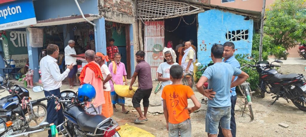 रौतहटमा मल अभाव, बाडिदै गरेको युरिया लुटियो, कृषक डिलरको घर चहार्दै