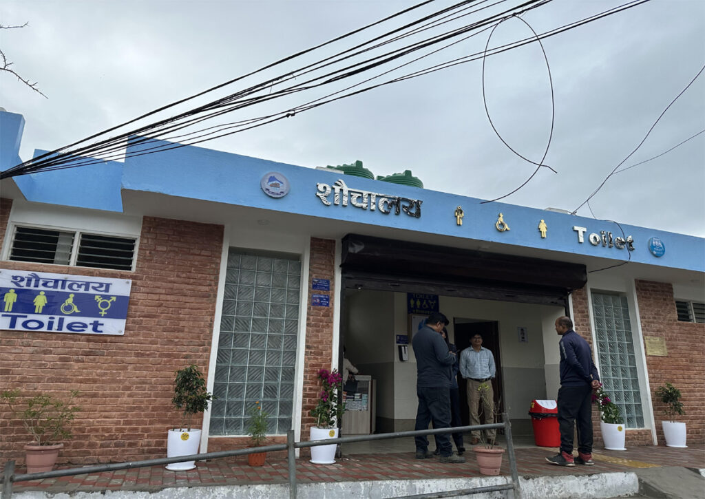 ‘स्मार्ट’  शौचालयमा स्नान र स्तनपान कक्ष !
