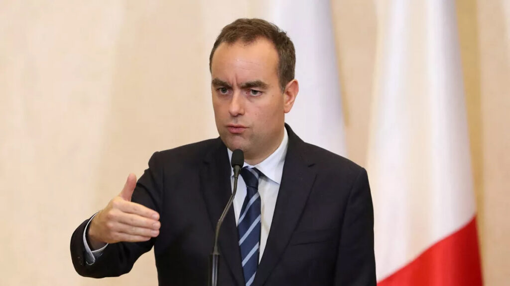 म्याक्रोनको दुविधा : प्रधानमन्त्रीको राजीनामापछि फ्रान्स कुन बाटोमा ?